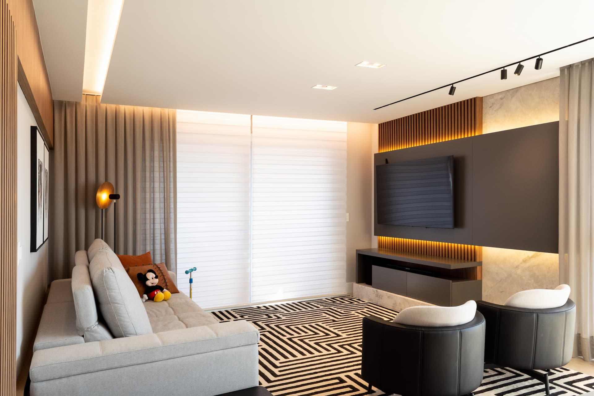 Salón decorado moderno y elegante